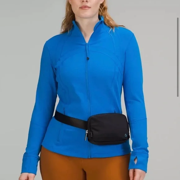 Black Lululemon Everywhere Belt Bag 2 available - Picture 4 of 5